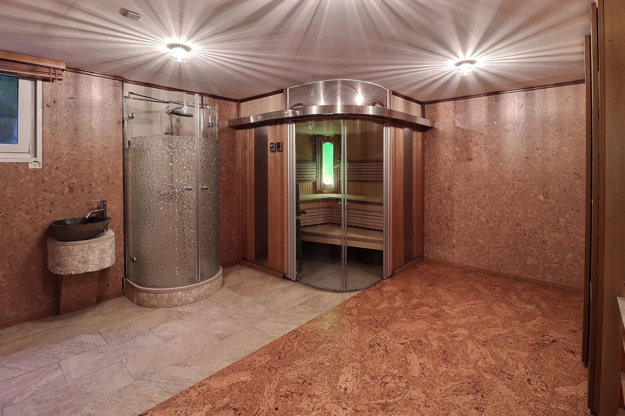 Wellnessraum mit Sauna und Dusche
