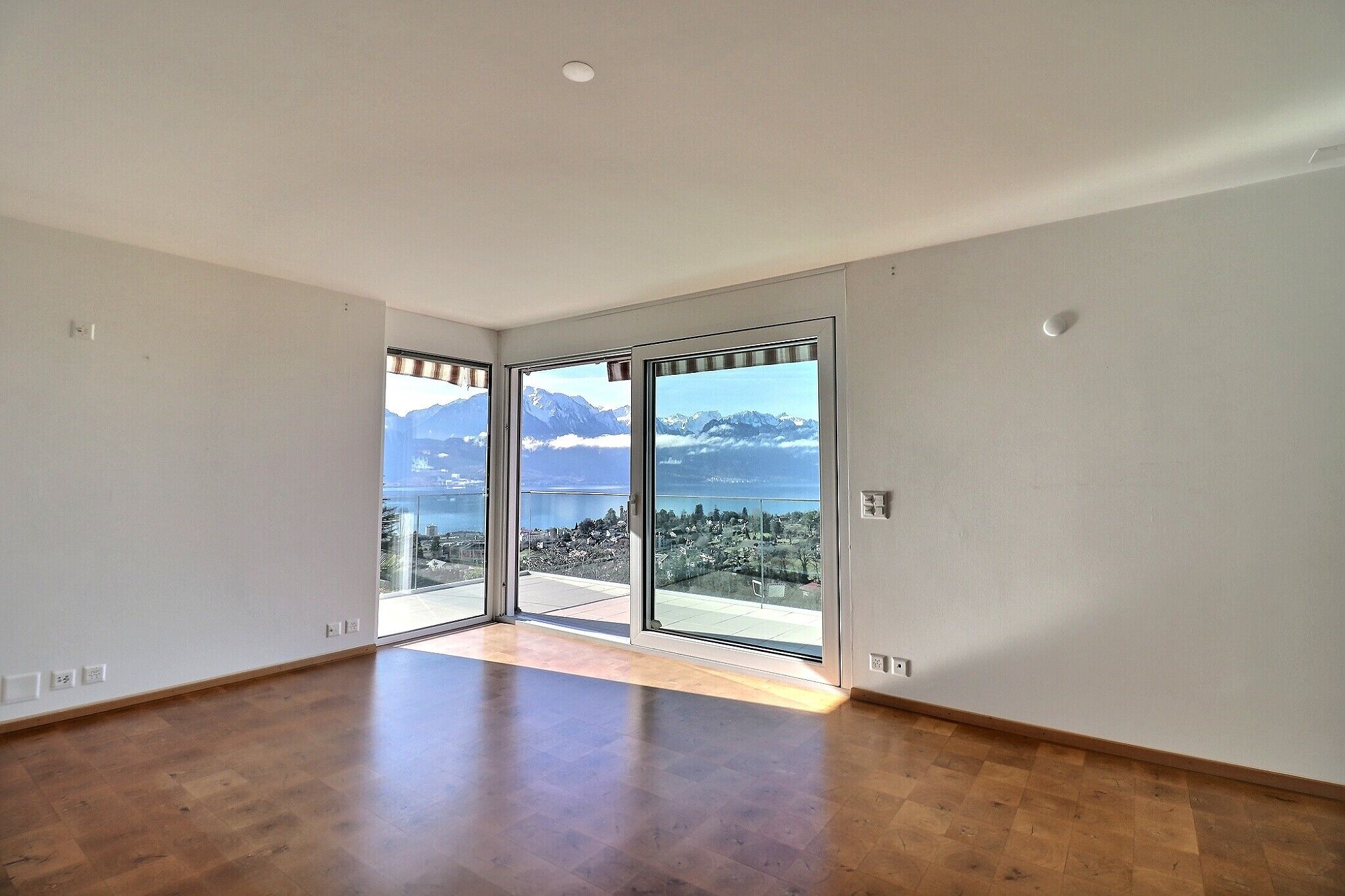 Heller leerer Wohnraum mit Panoramablick