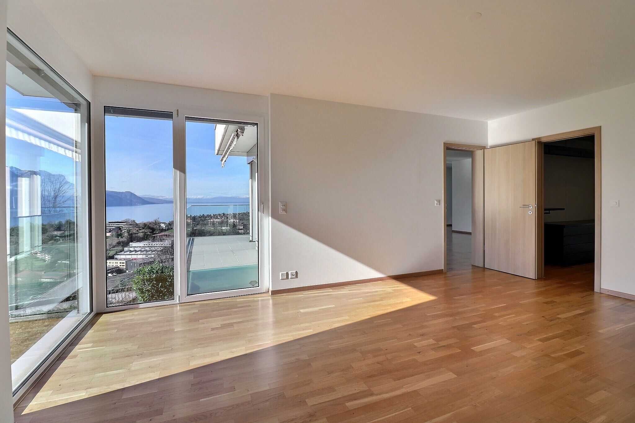 Heller Wohnraum mit Seeblick