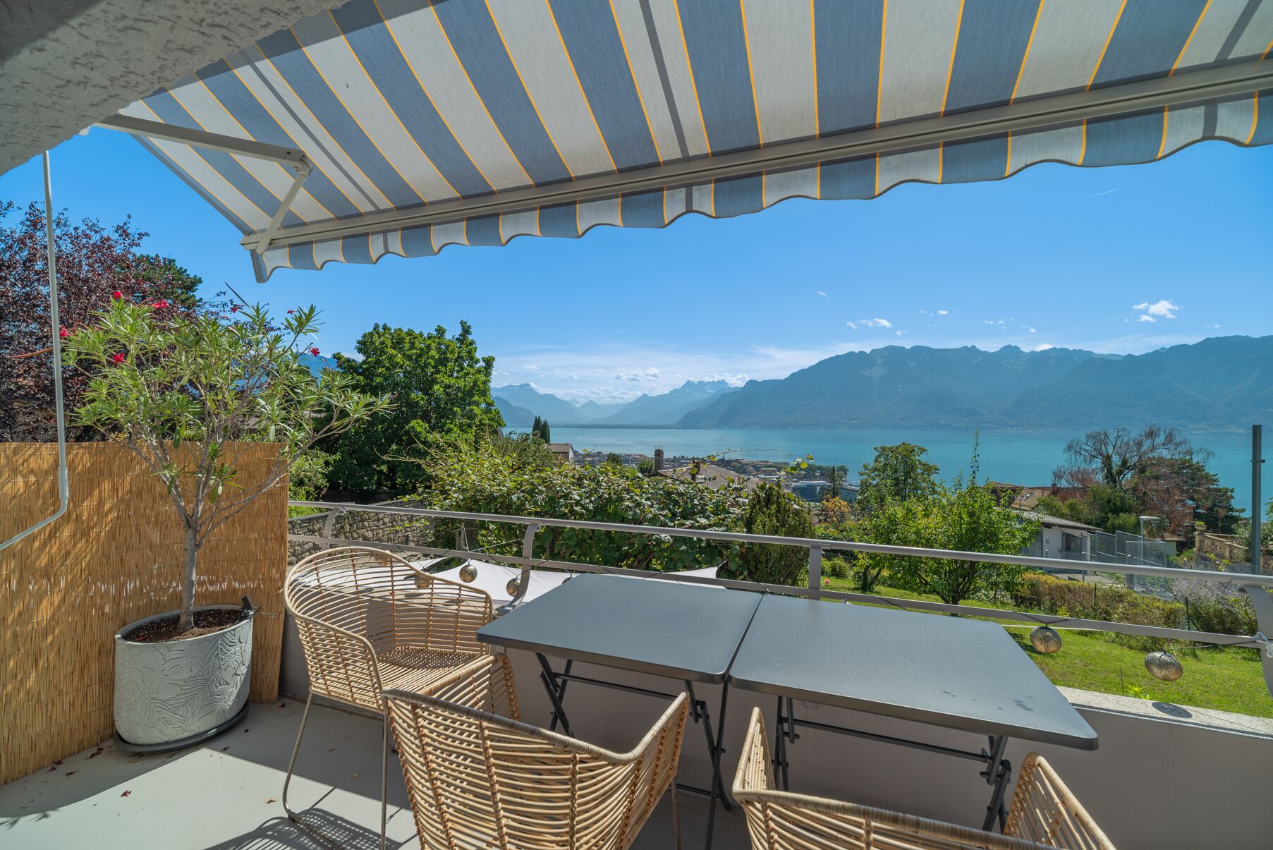 Balkon mit Seeblick und Bergpanorama
