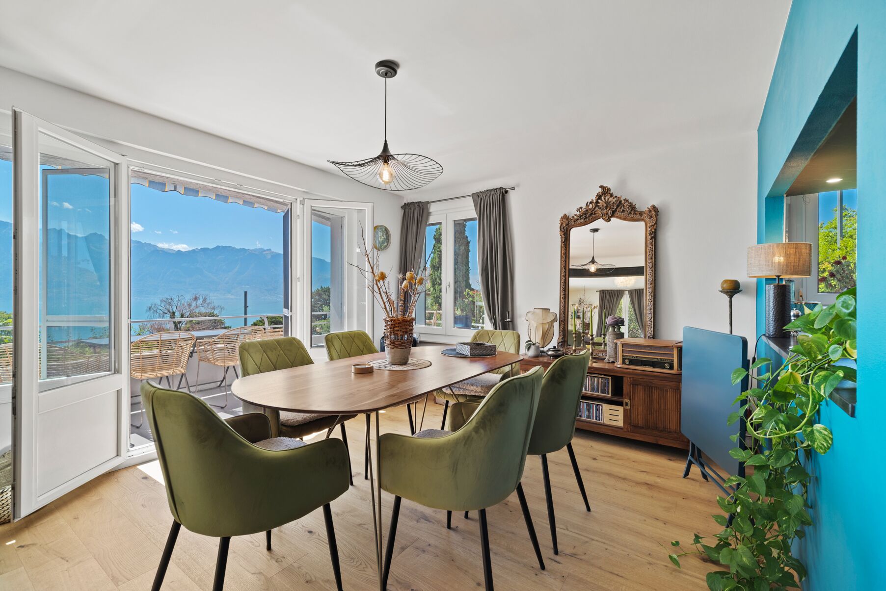 Esszimmer mit Bergblick und Zugang zum Balkon