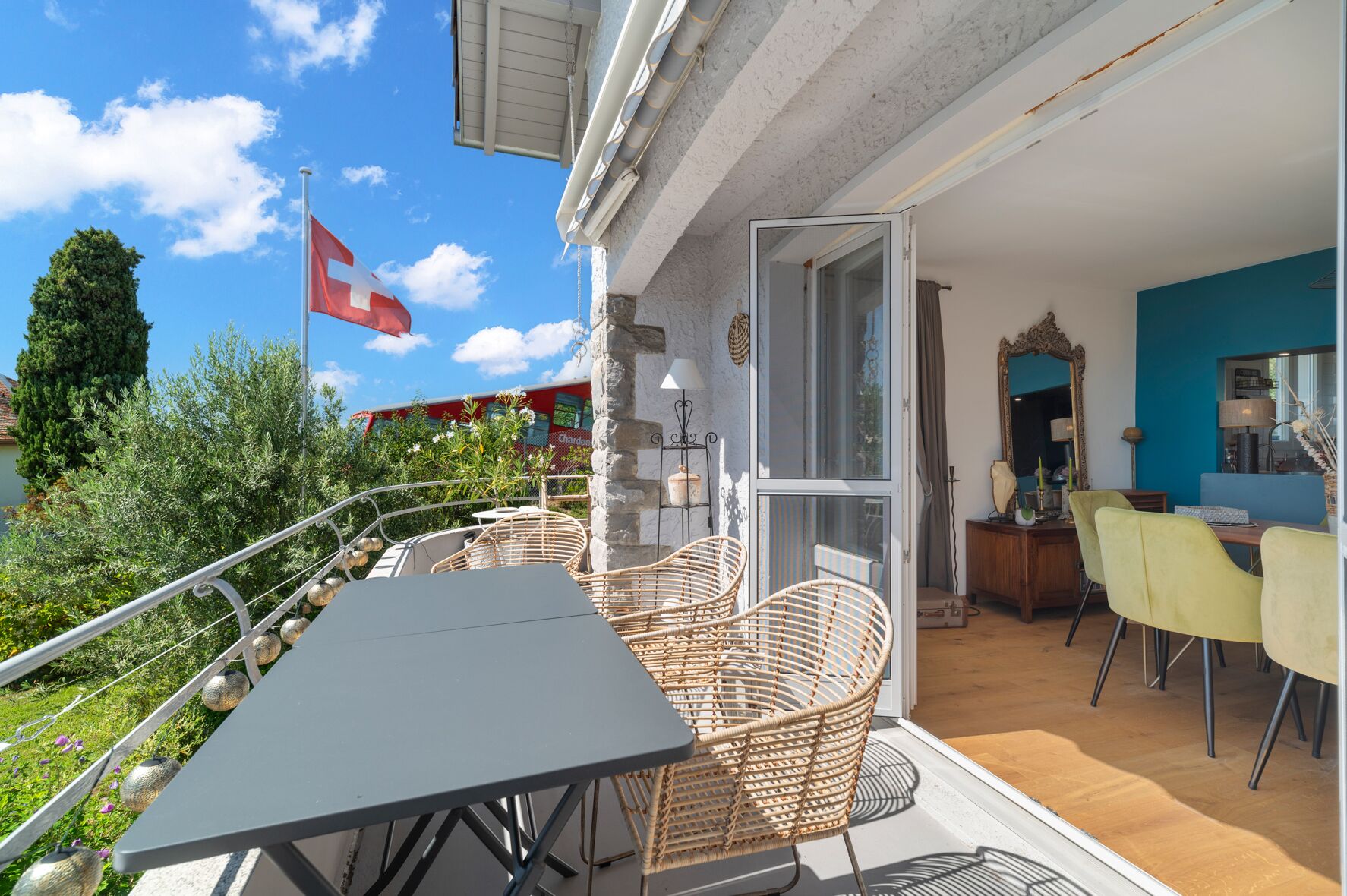Balkon mit Blick in einen farbenfrohen Wohnbereich