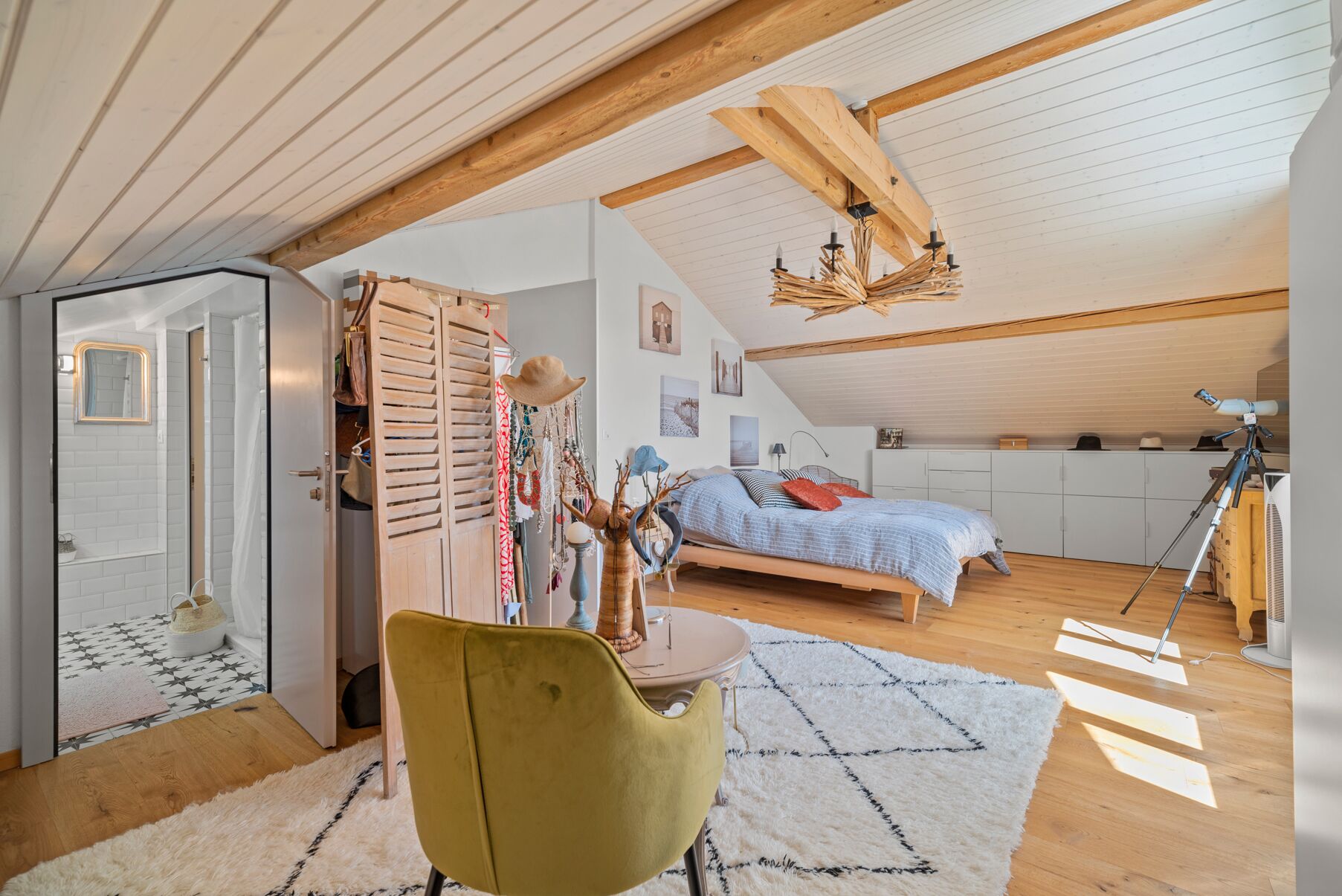 Ausgebautes Dachgeschoss-Schlafzimmer mit Badzugang