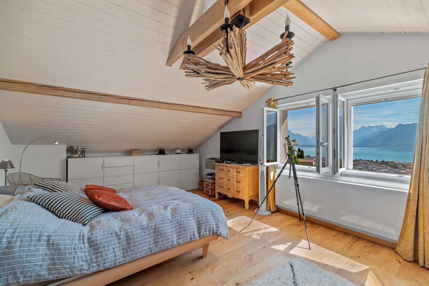 Helles Dachgeschoss-Schlafzimmer mit Bergblick