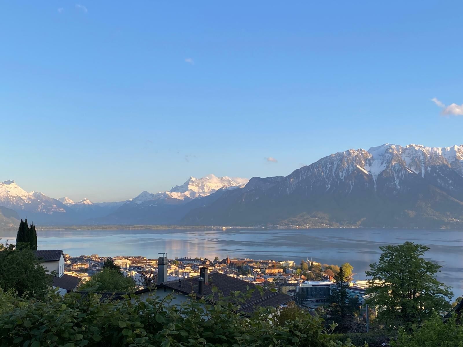 Panoramablick auf See und Berge