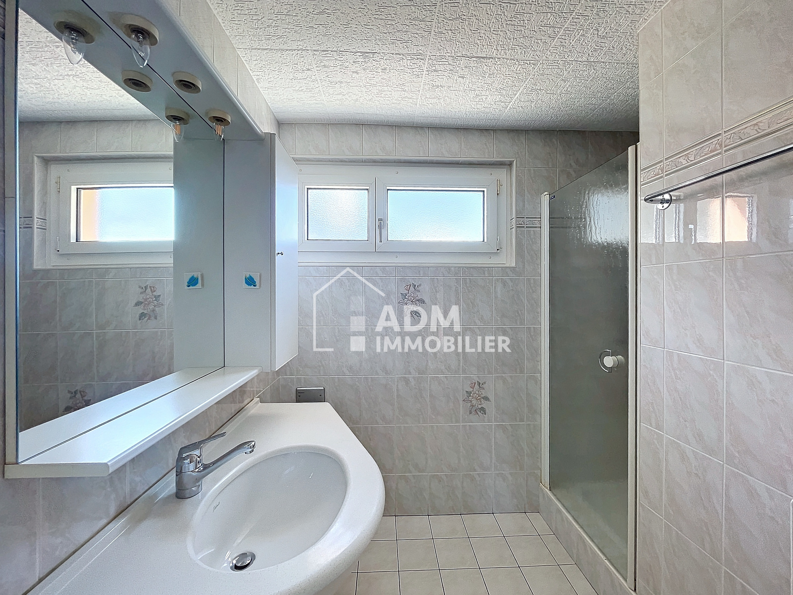Modernes Badezimmer mit Dusche und Waschtisch