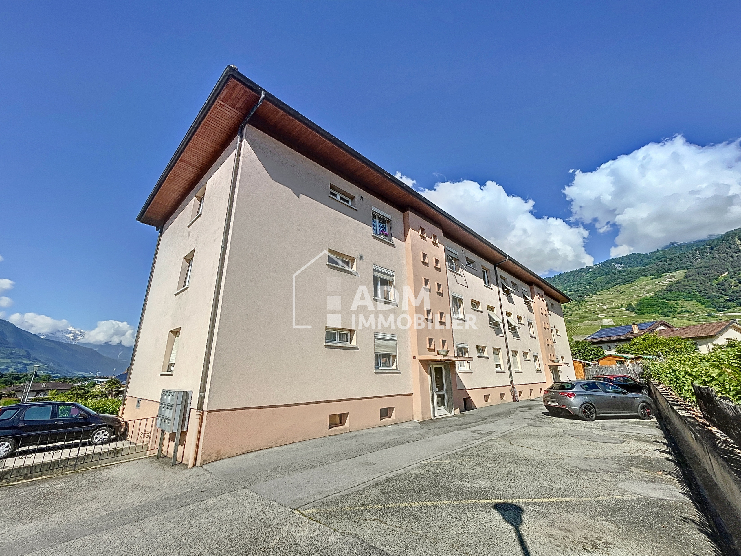 Mehrfamilienhaus mit Bergblick