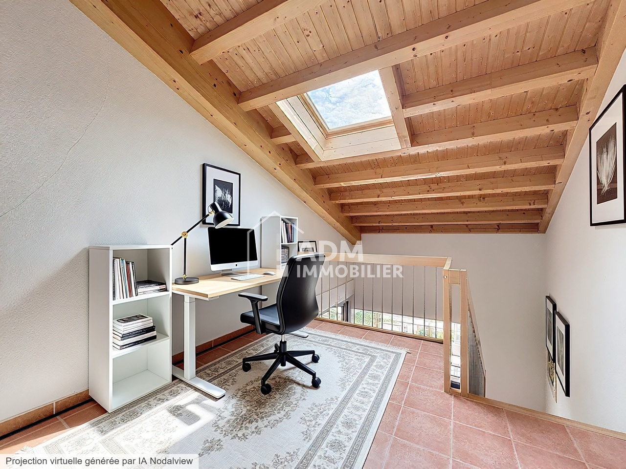 Dachgeschoss-Arbeitsbereich mit Holzdecke