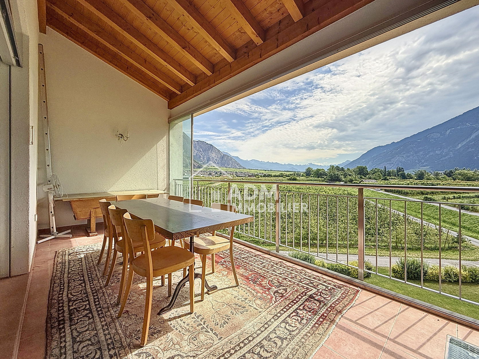 Überdachte Terrasse mit Bergblick