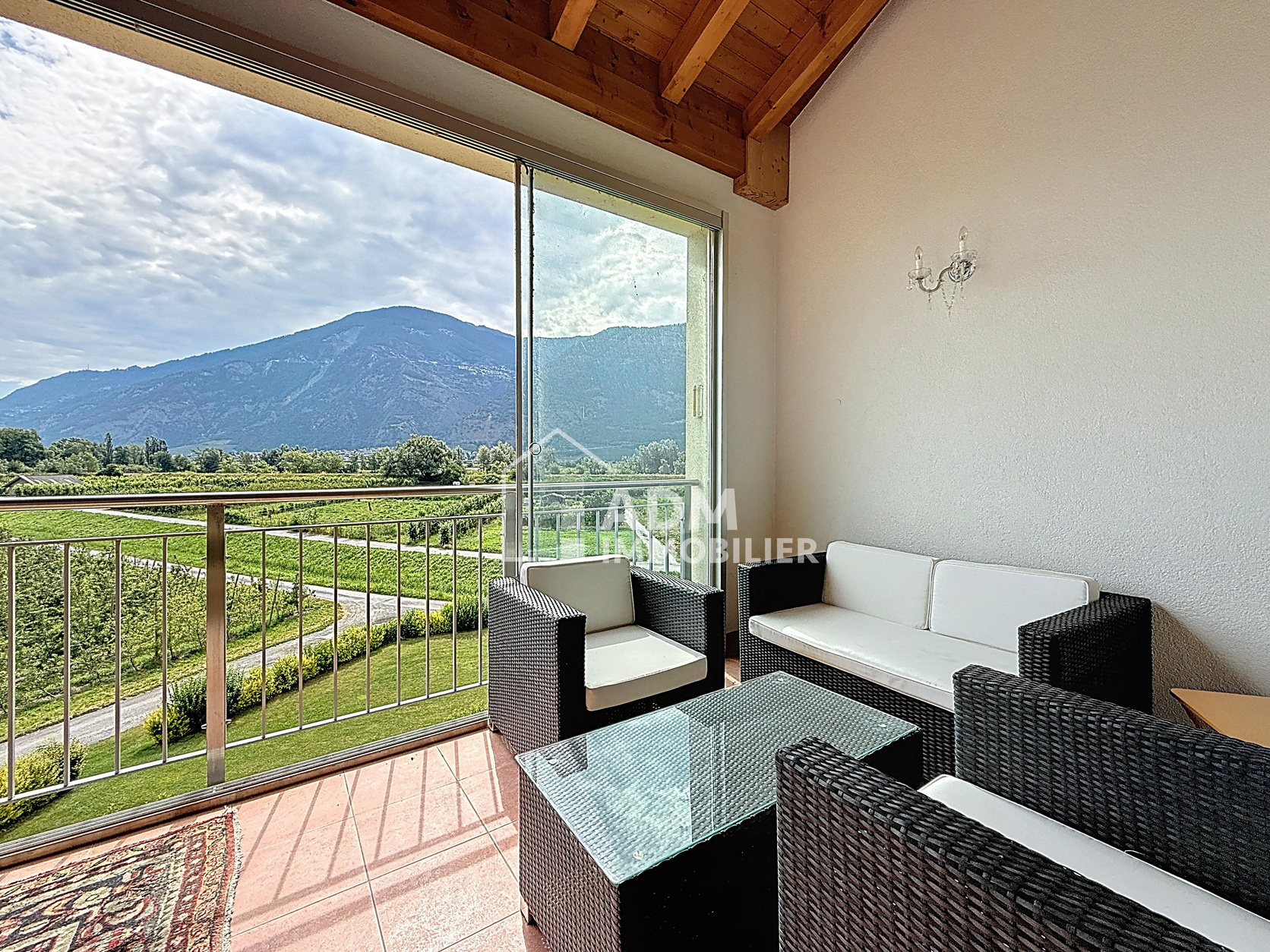 Überdachter Balkon mit Bergblick