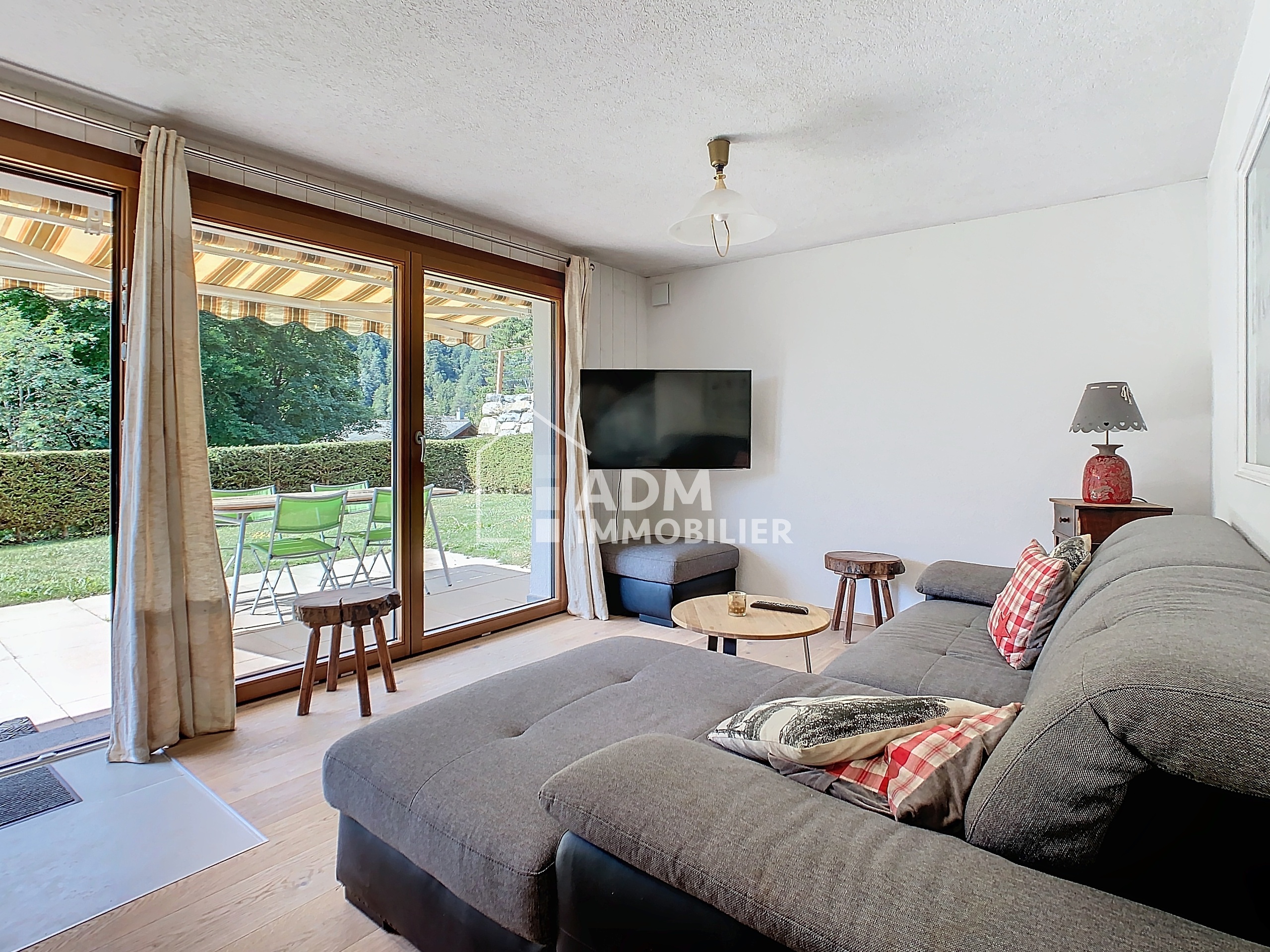 Helles Wohnzimmer mit Gartenzugang