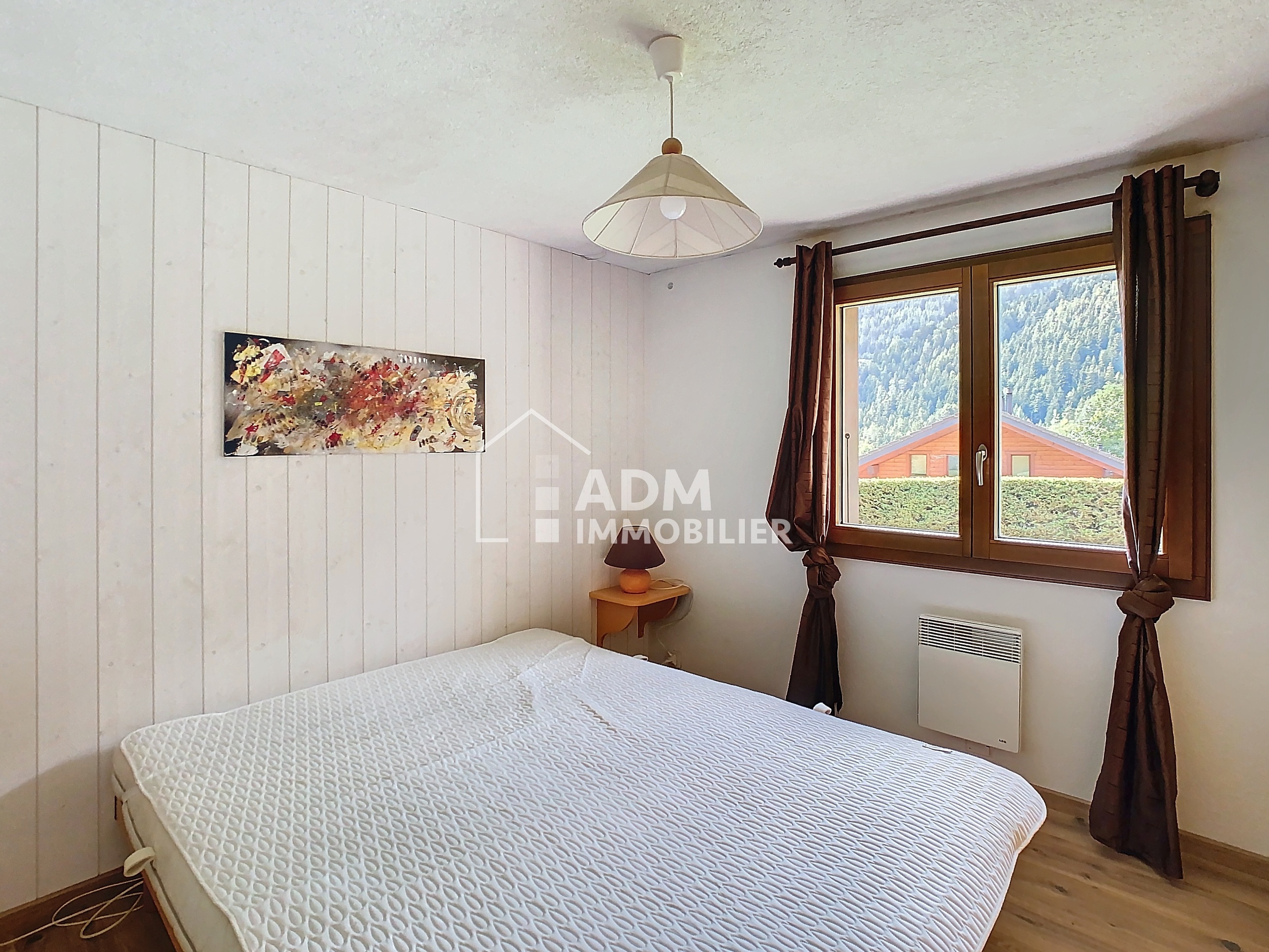 Helles Schlafzimmer mit Blick ins Grüne