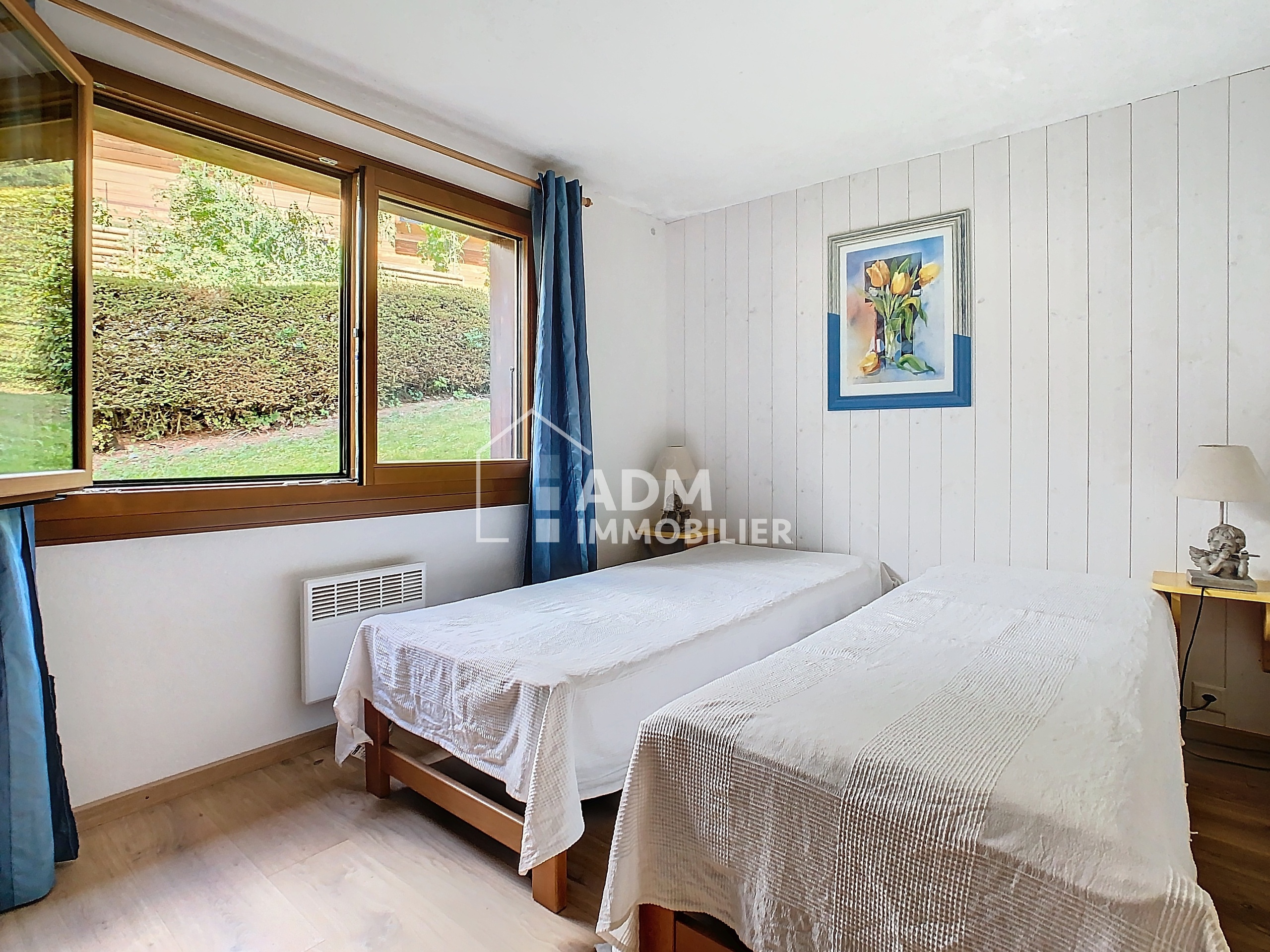Helles Schlafzimmer mit zwei Einzelbetten