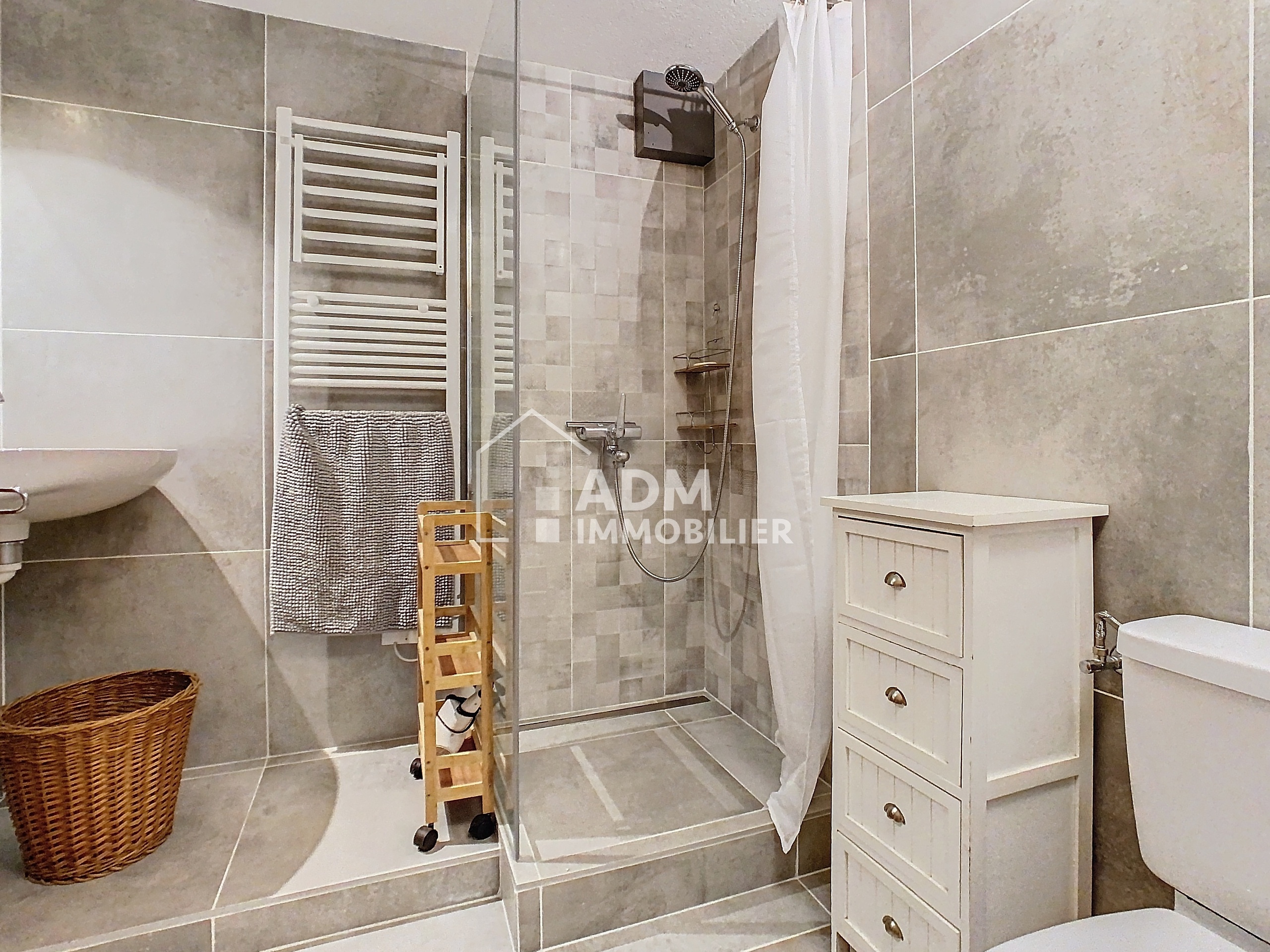 Modernes Badezimmer mit begehbarer Dusche