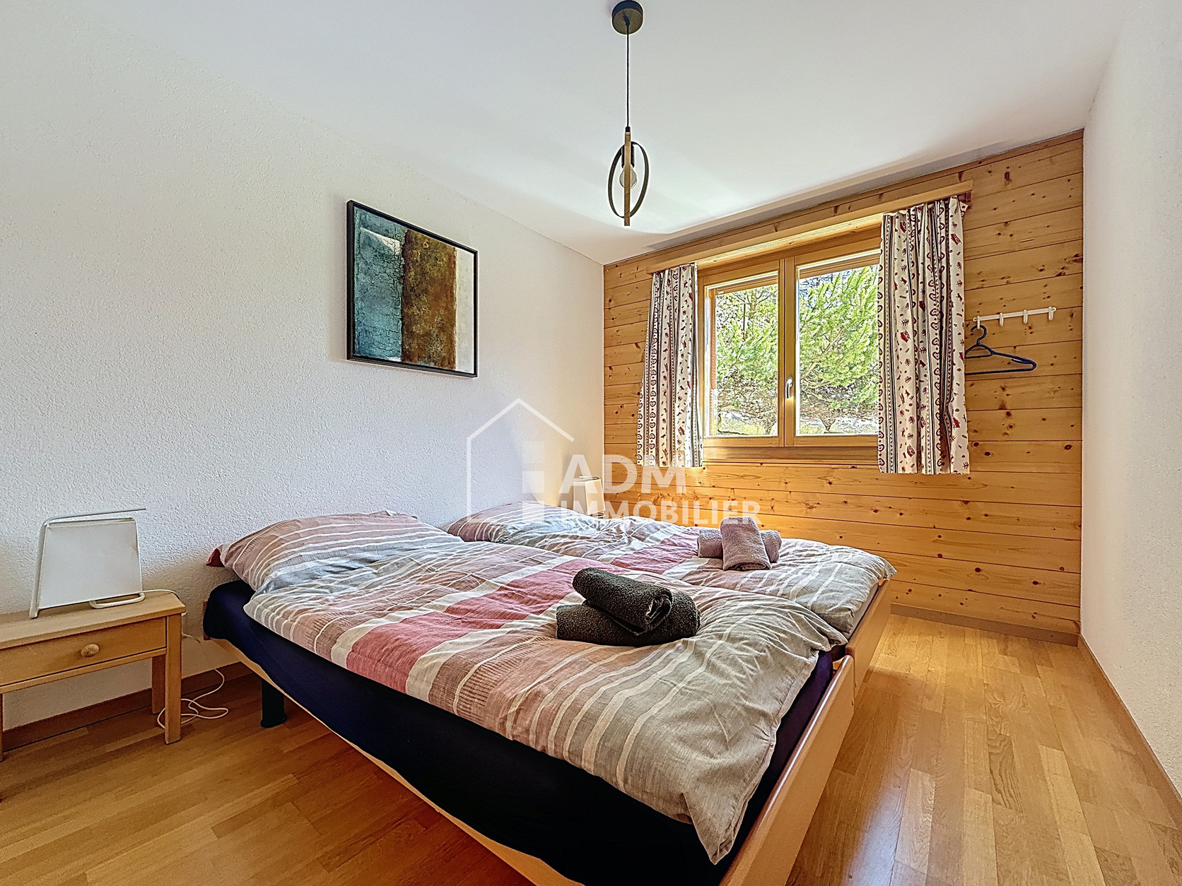 Helles Schlafzimmer mit Holzverkleidung