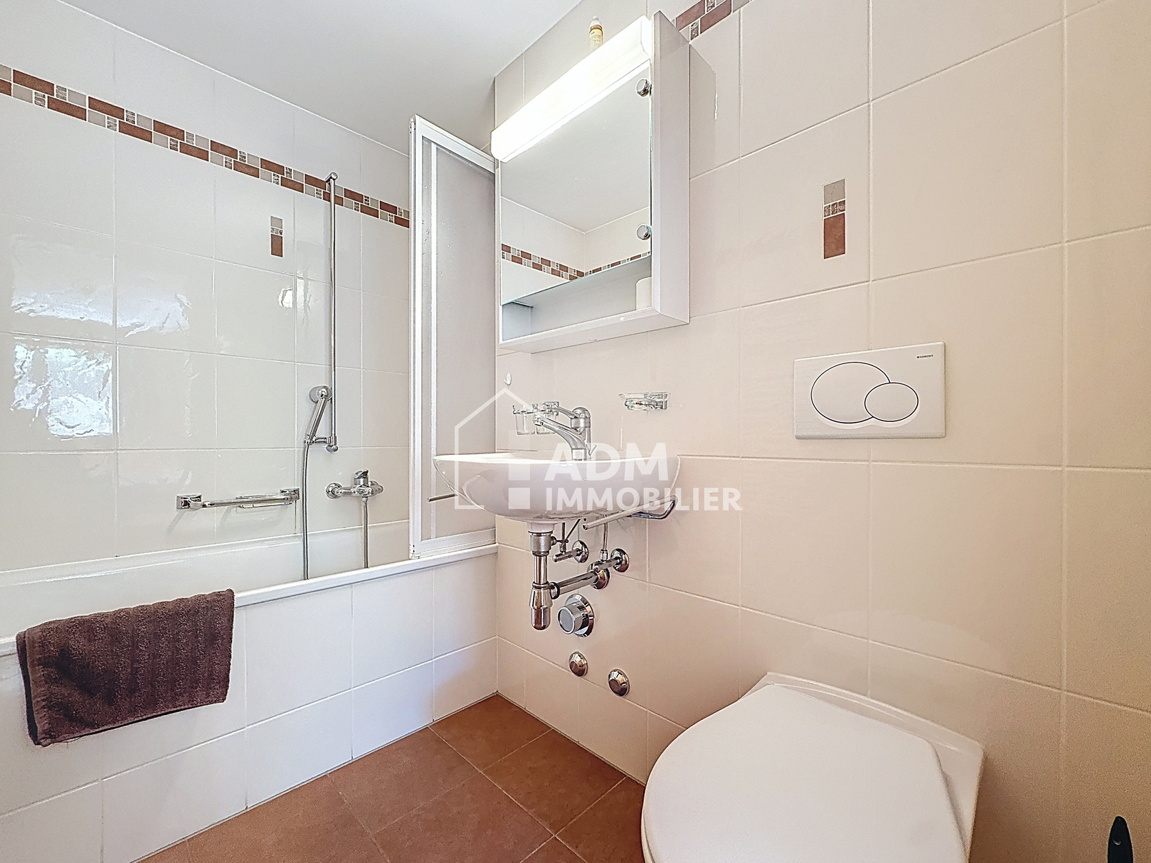 Badezimmer mit Badewanne und WC