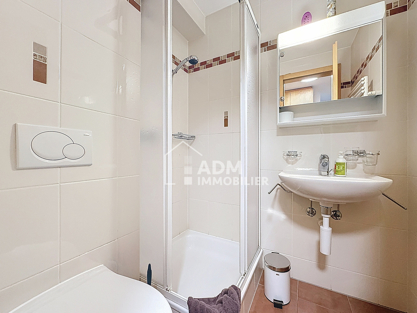 Kleines helles Badezimmer mit Dusche und Waschbecken