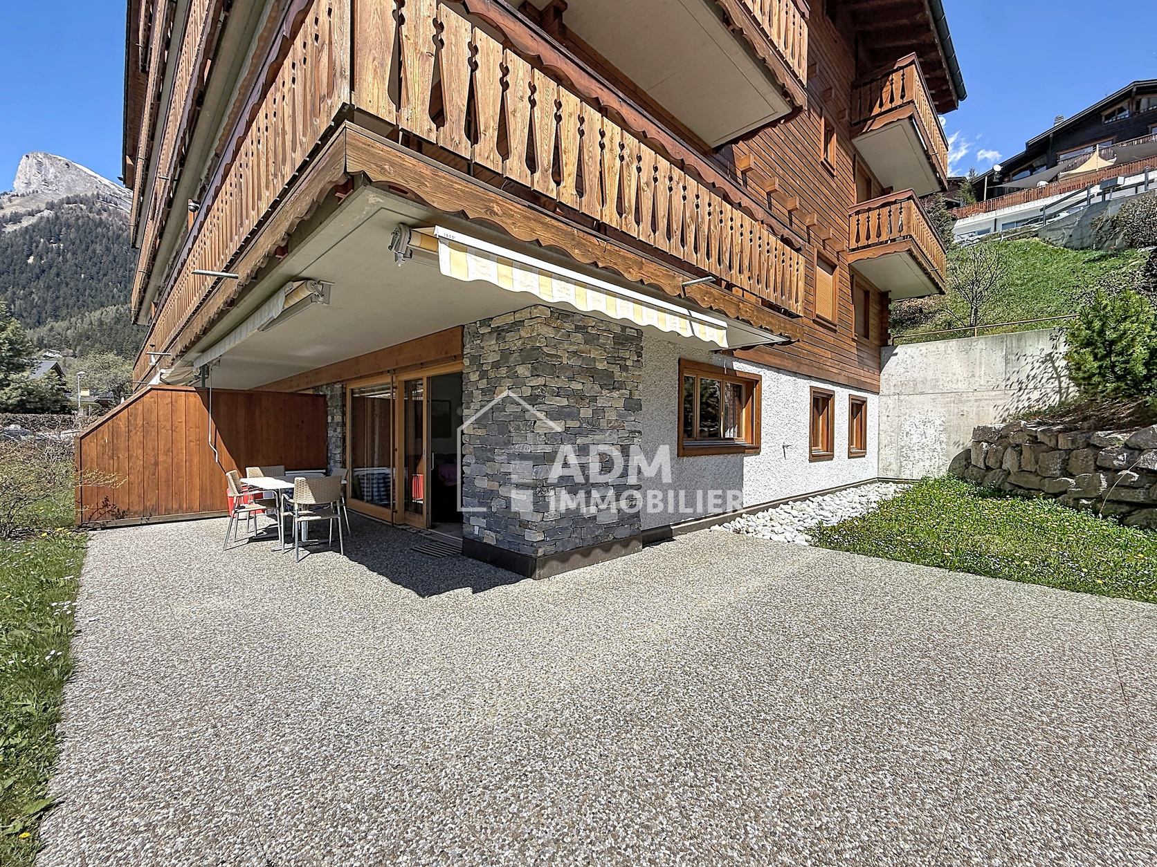 Alpen-Chalet mit Terrasse und Bergblick