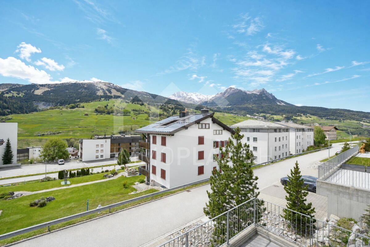 Bergblick über Wohngebäude und Grünflächen