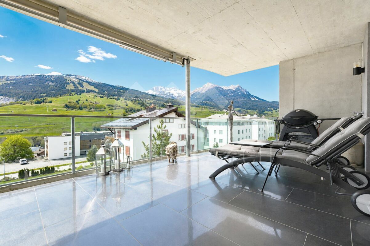 Überdachte Terrasse mit Bergpanorama