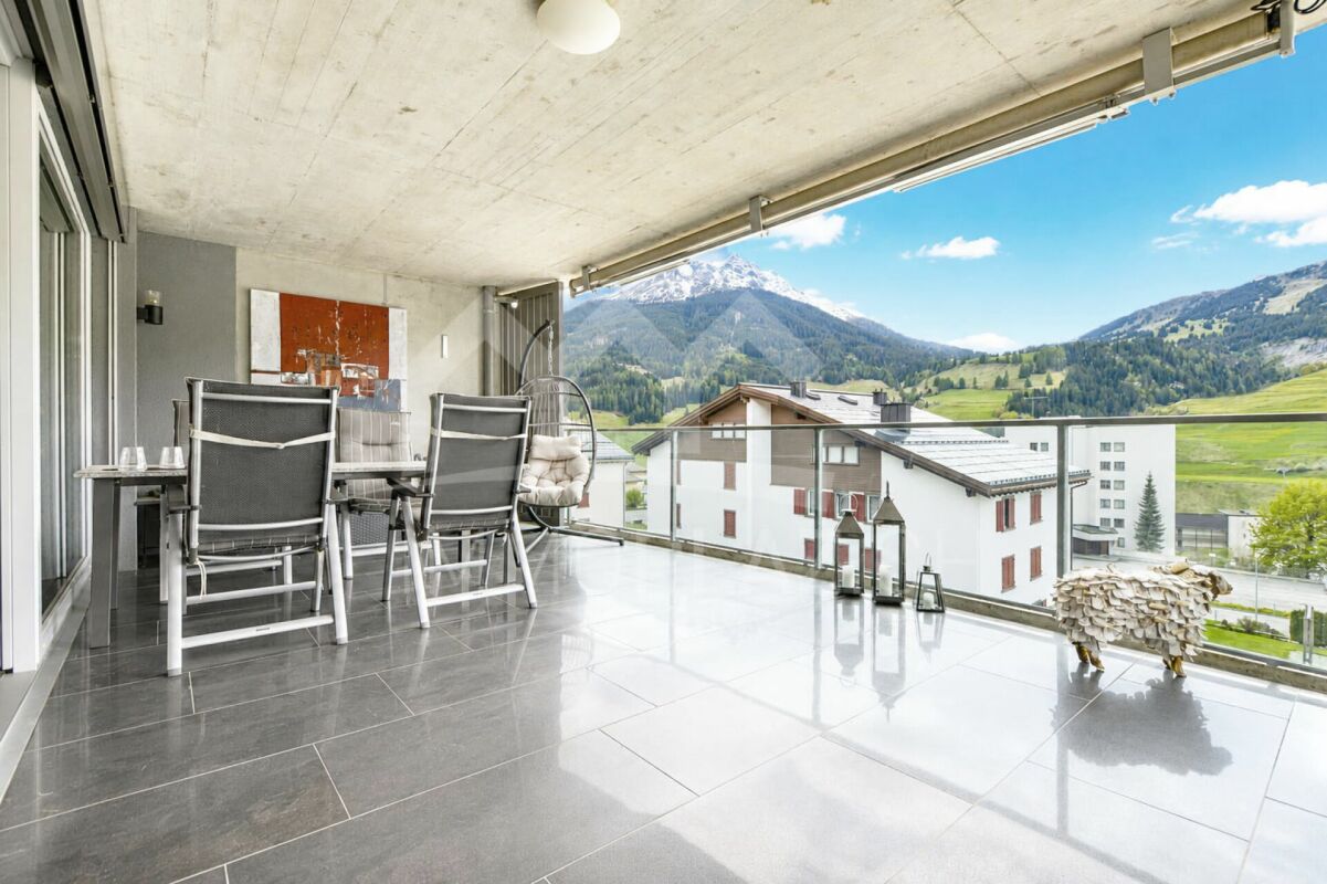 Überdachter Balkon mit Bergblick
