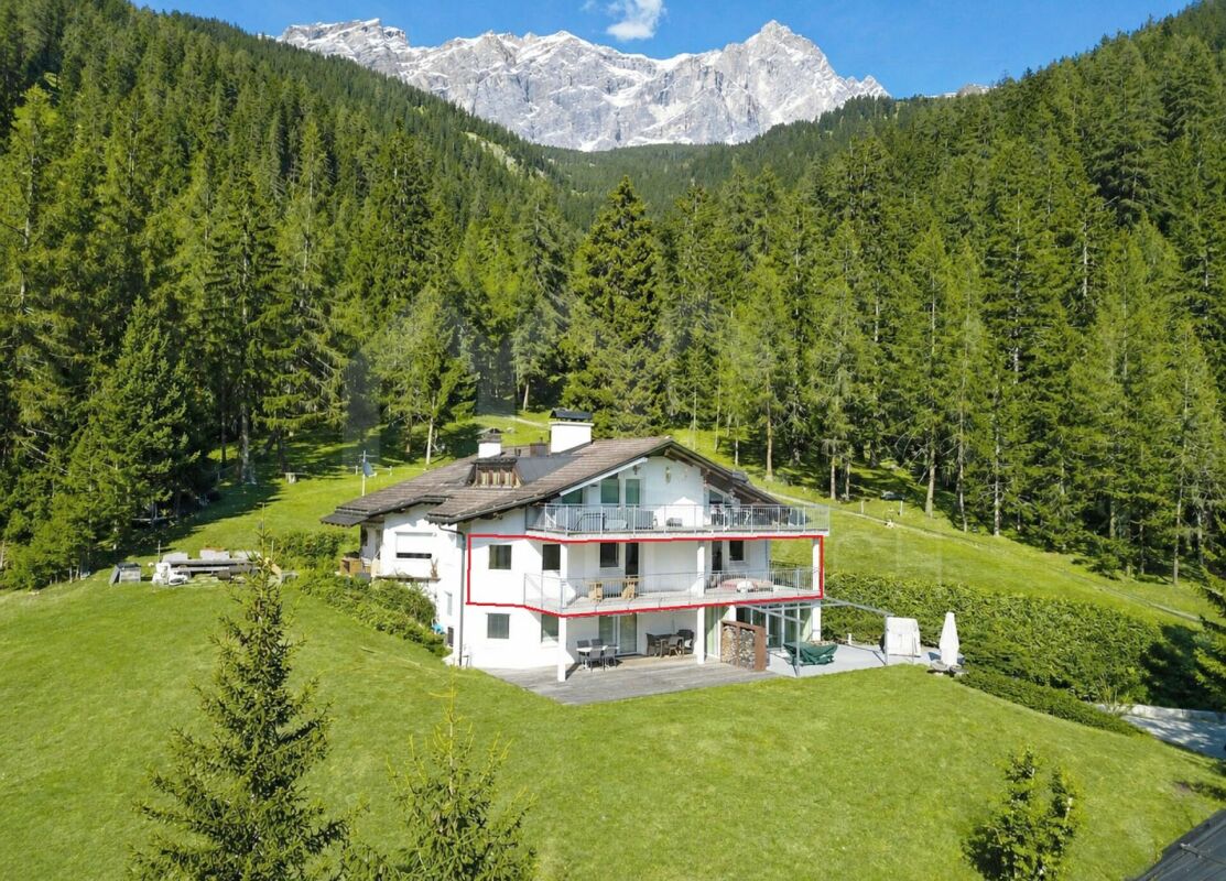 Alpenhaus auf grüner Bergwiese