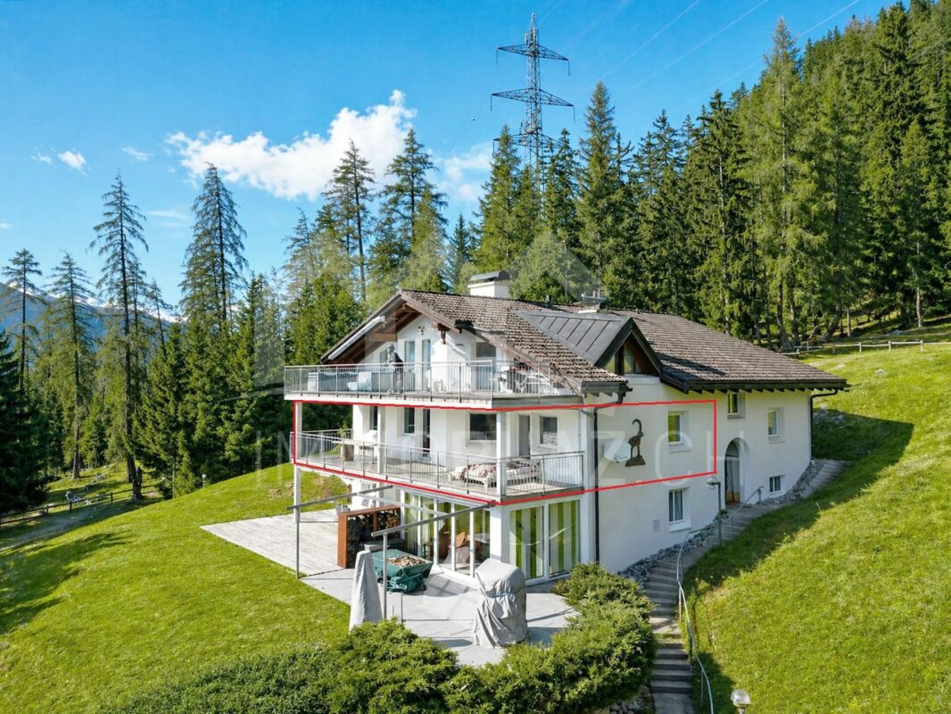 Bergchalet mit großen Balkonen
