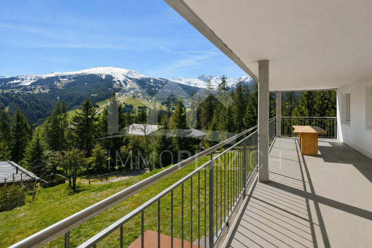 Balkon mit Bergpanorama