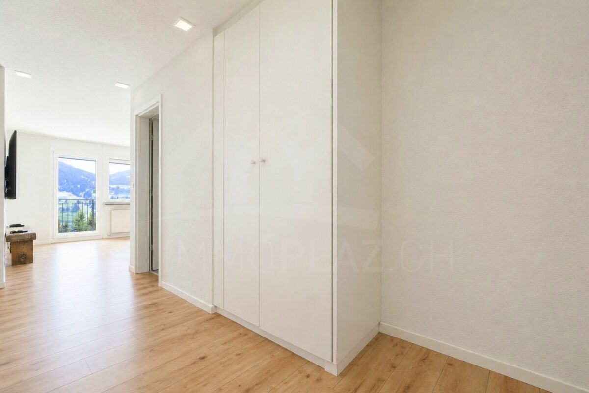 Heller Flur mit Holzboden und Einbauschrank