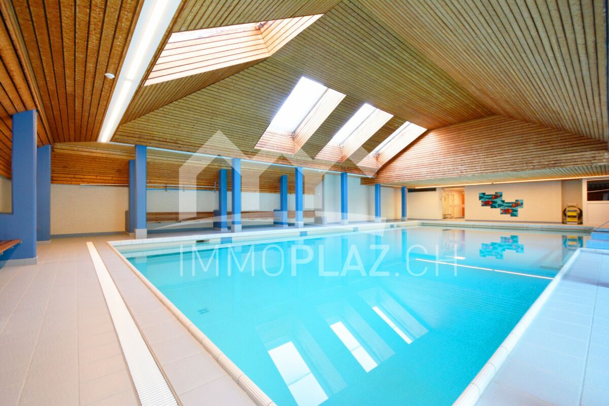 Innenpool mit Holzdecke