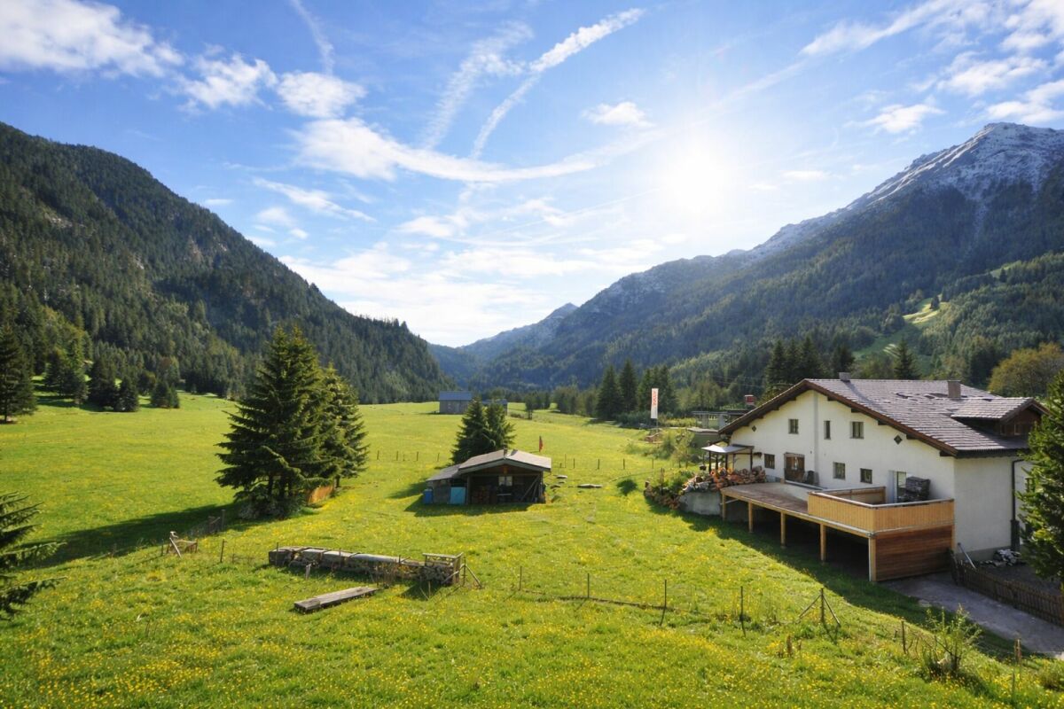 Alpenhaus mit Bergpanorama