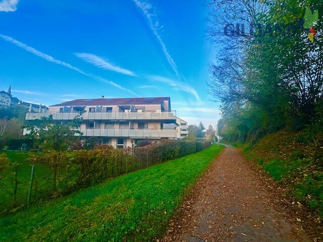 Wohngebäude an einem Grünweg