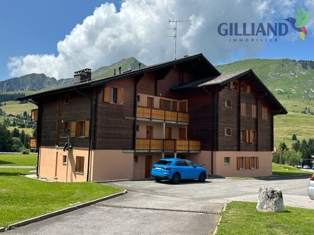 Alpines Mehrfamilienhaus mit Holzfassade