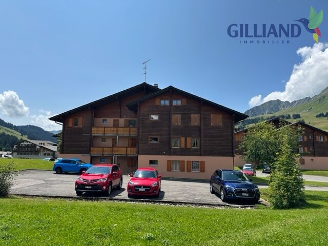 Mehrfamilienhaus in alpiner Umgebung
