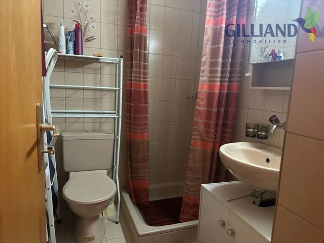 Kleines Badezimmer mit Dusche und Waschbecken