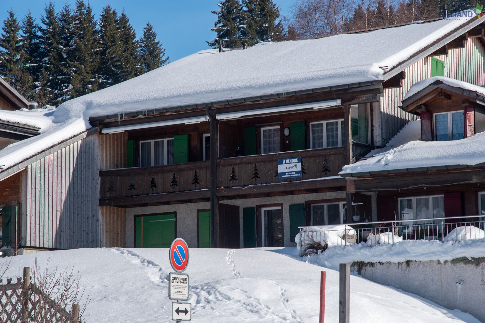 Verschneites Chalet-/Wohnhaus mit Balkon