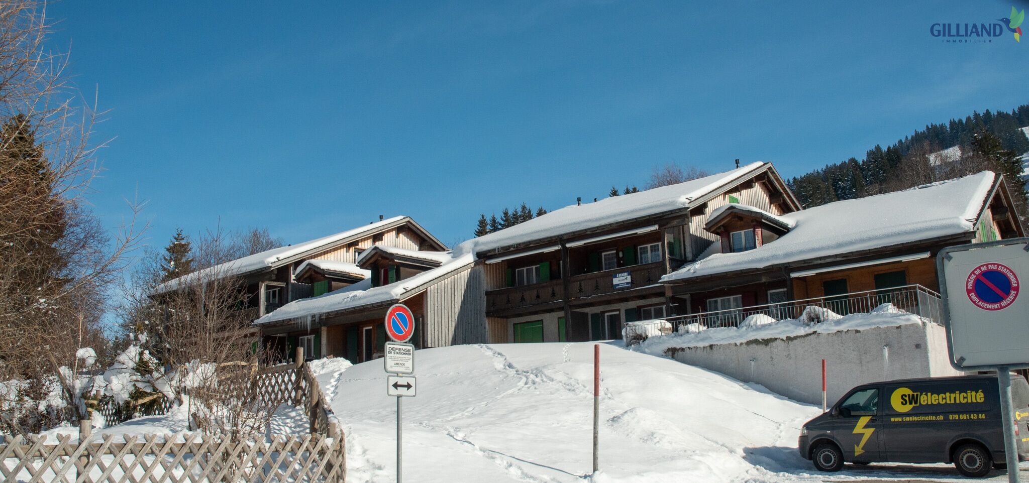Verschneite Chaletanlage im Gebirge
