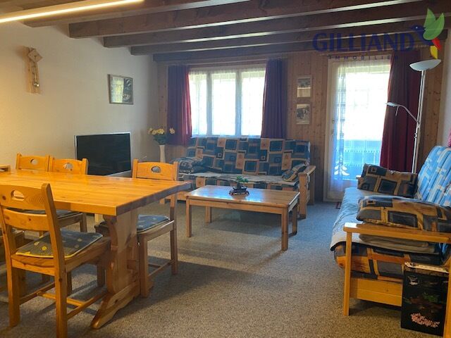 Gemütliches Wohn- und Esszimmer mit Balken und Sofa
