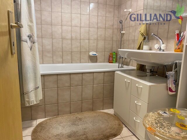 Badezimmer mit Badewanne und Waschtisch