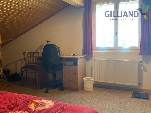 Dachgeschosszimmer mit Arbeitsbereich