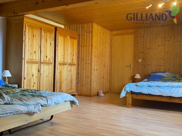 Rustikales Schlafzimmer mit Holzvertäfelung