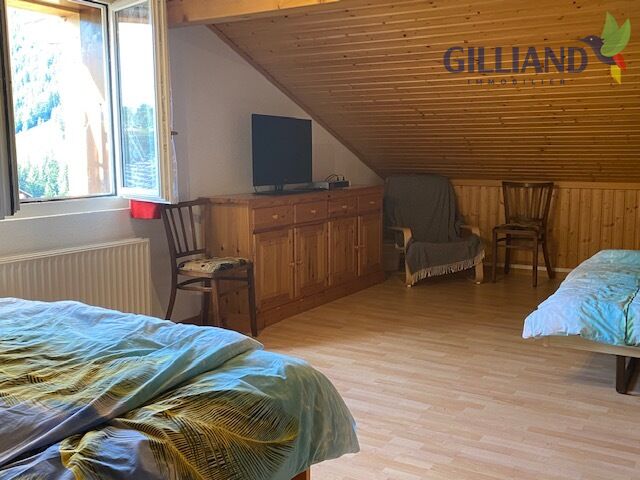 Dachzimmer mit Holzverkleidung