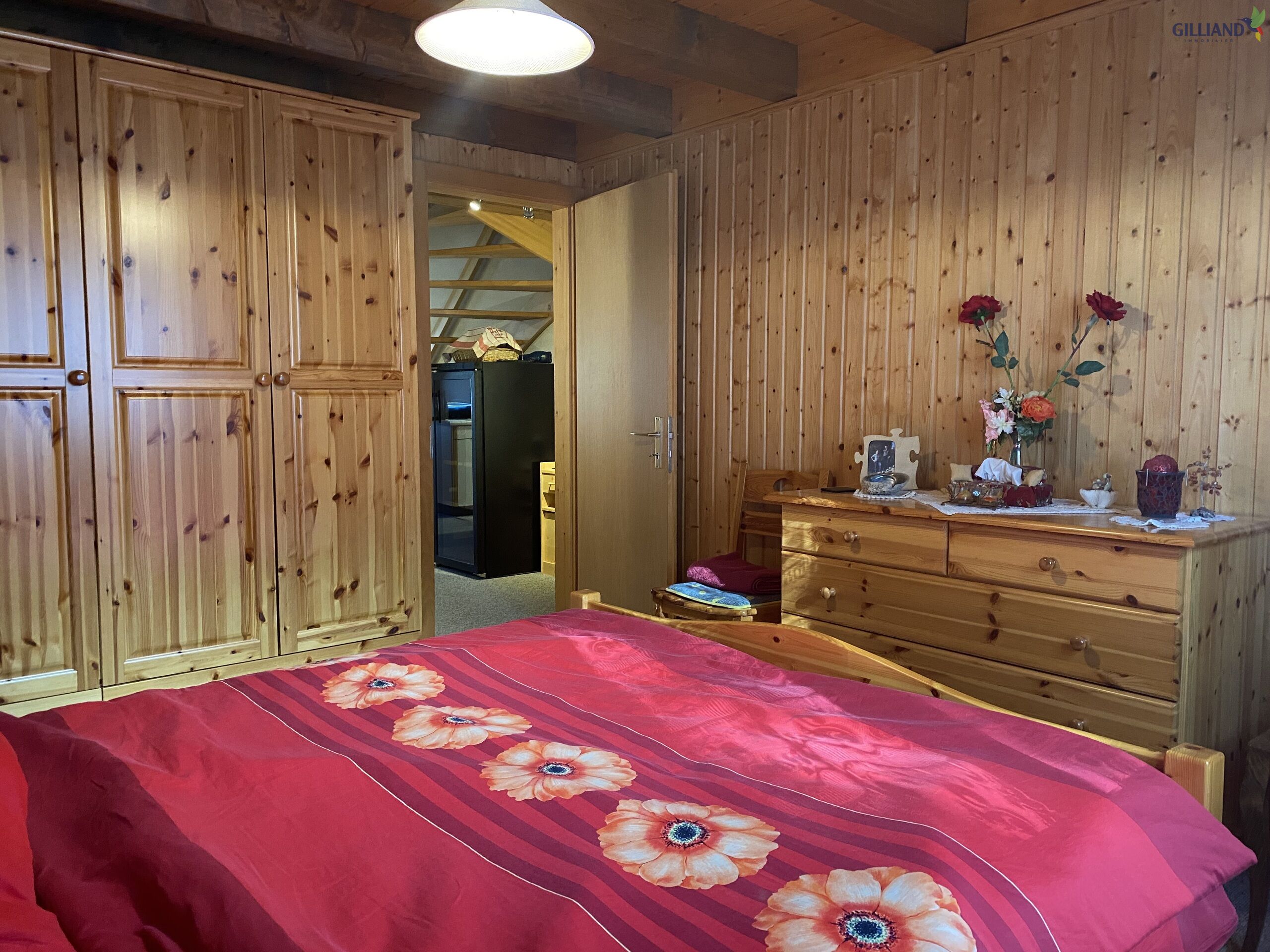 Rustikales Schlafzimmer mit Holzvertäfelung