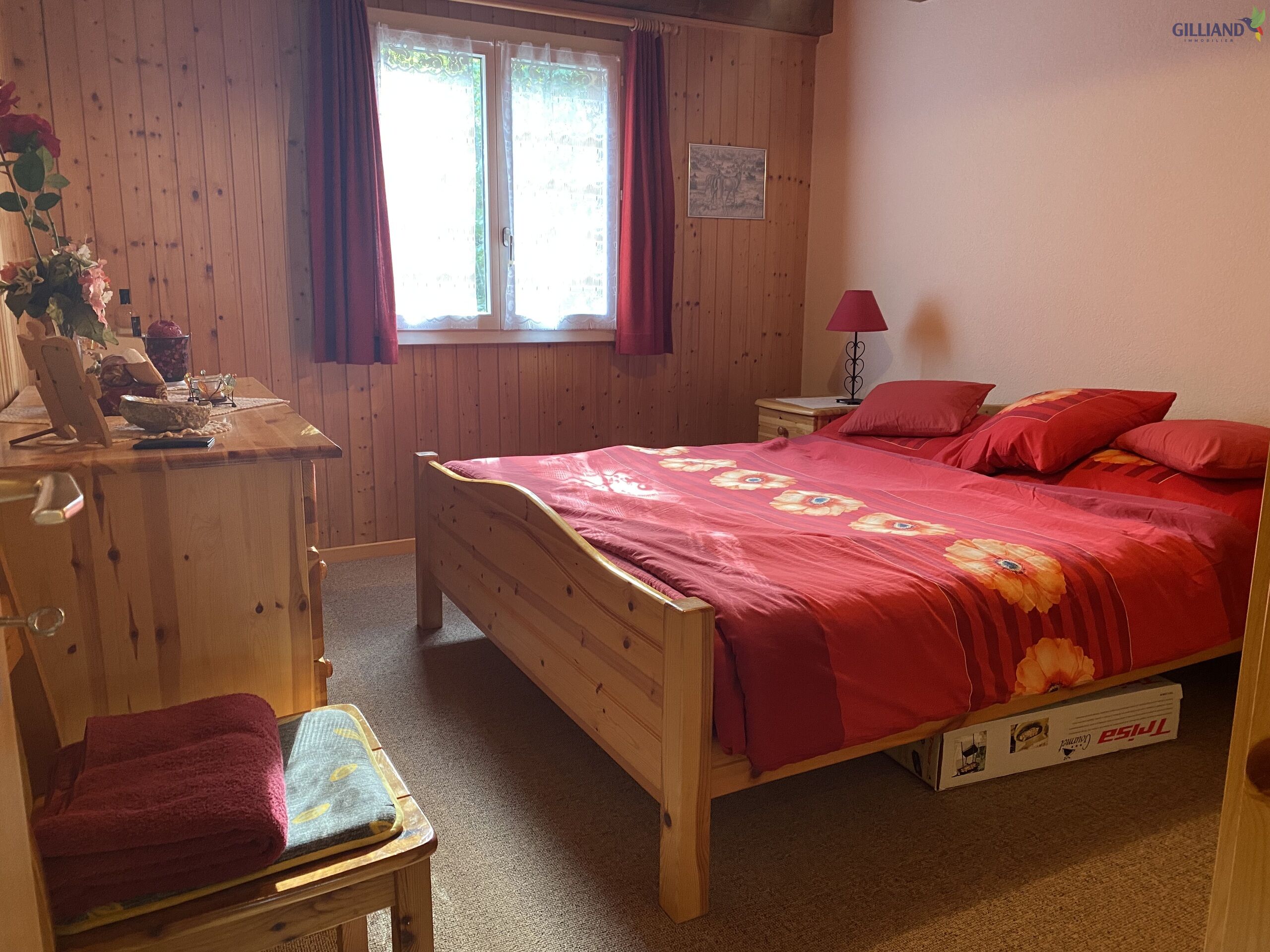 Gemütliches Schlafzimmer mit Holzvertäfelung