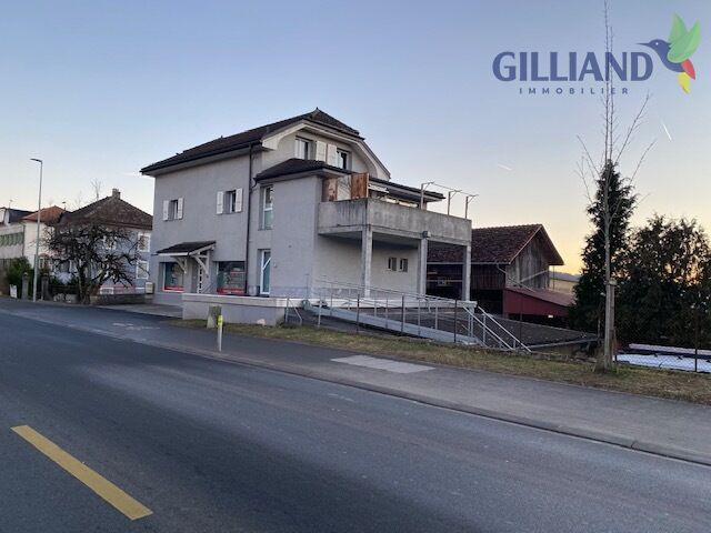 Wohnhaus an einer Straße bei Dämmerung