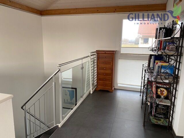 Galerie mit Treppe und Stauraum