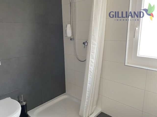 Badezimmer mit Badewanne und Dusche