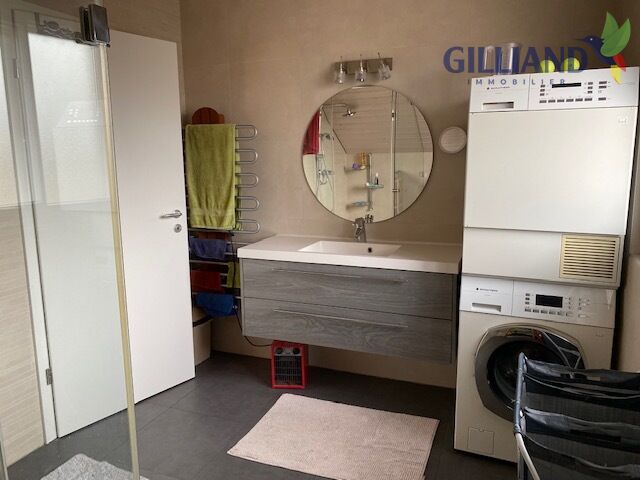 Badezimmer mit Waschtisch und Haushaltsgeräten