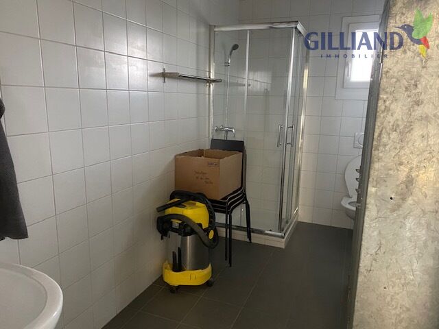 Badezimmer mit Dusche und Nutzgegenständen