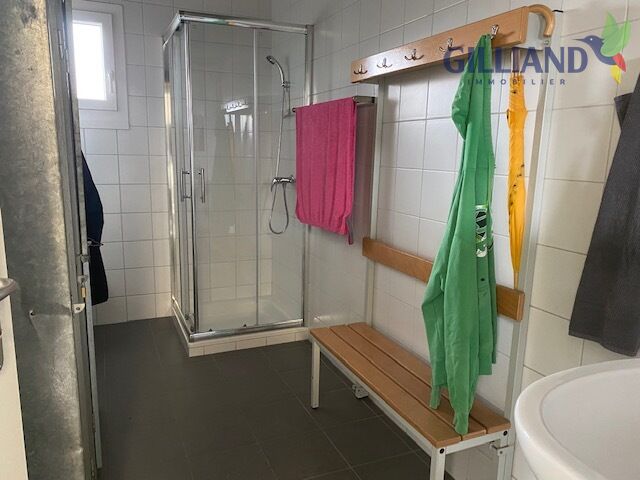 Badezimmer mit Dusche und Sitzbank